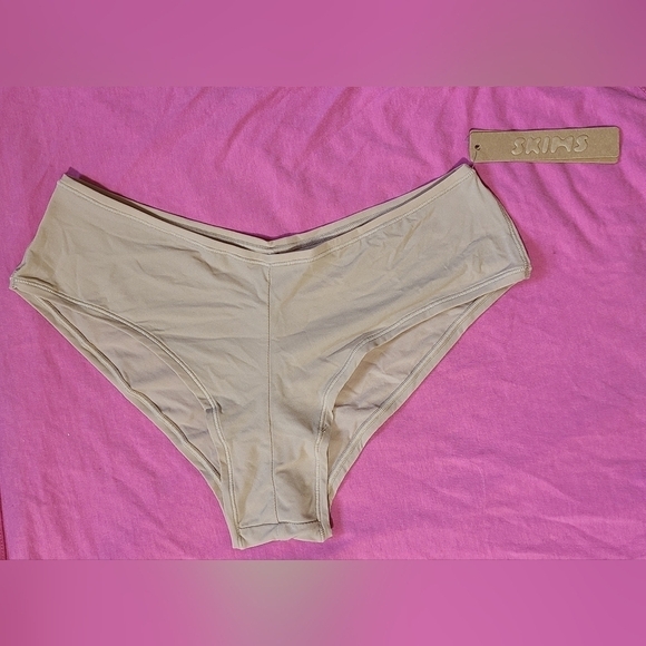 SKIMS Fits Everybody Cheeky Brief - Picture 2 of 6